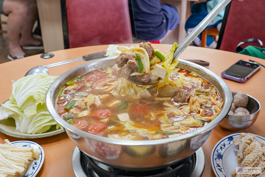 桃園美食-老余牛家莊-遷新址生意依舊興隆！霸氣鋼盆牛肉鍋超浮誇，苗栗在地經營40年老字號桃園分店 @靜兒貪吃遊玩愛分享