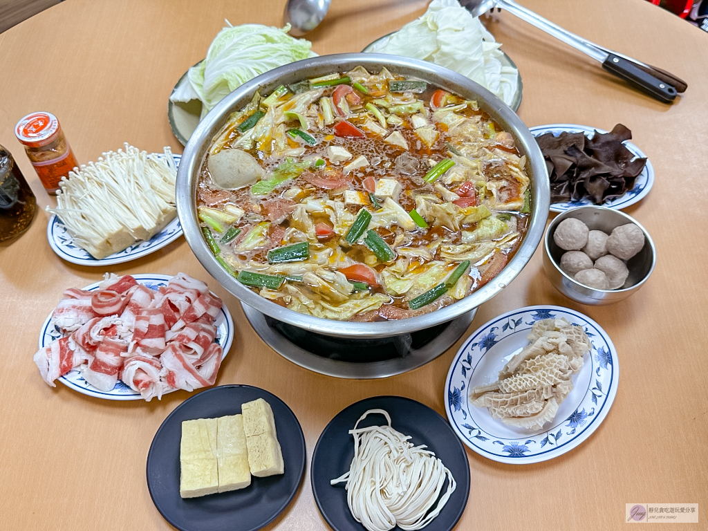 桃園美食-老余牛家莊-遷新址生意依舊興隆！霸氣鋼盆牛肉鍋超浮誇，苗栗在地經營40年老字號桃園分店 @靜兒貪吃遊玩愛分享