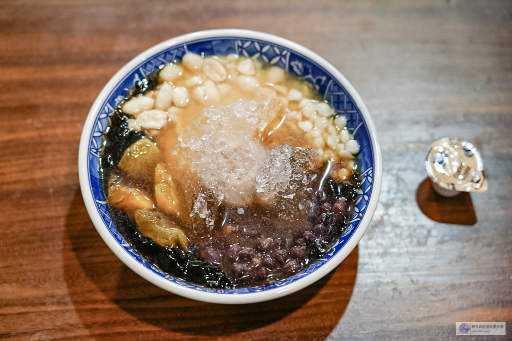 嘉義西區美食-一銀仙草-承載60年的老味道！古法製作的仙草、雞蛋糕、番薯糖復古懷舊老味道/鄰近嘉義火車站 @靜兒貪吃遊玩愛分享