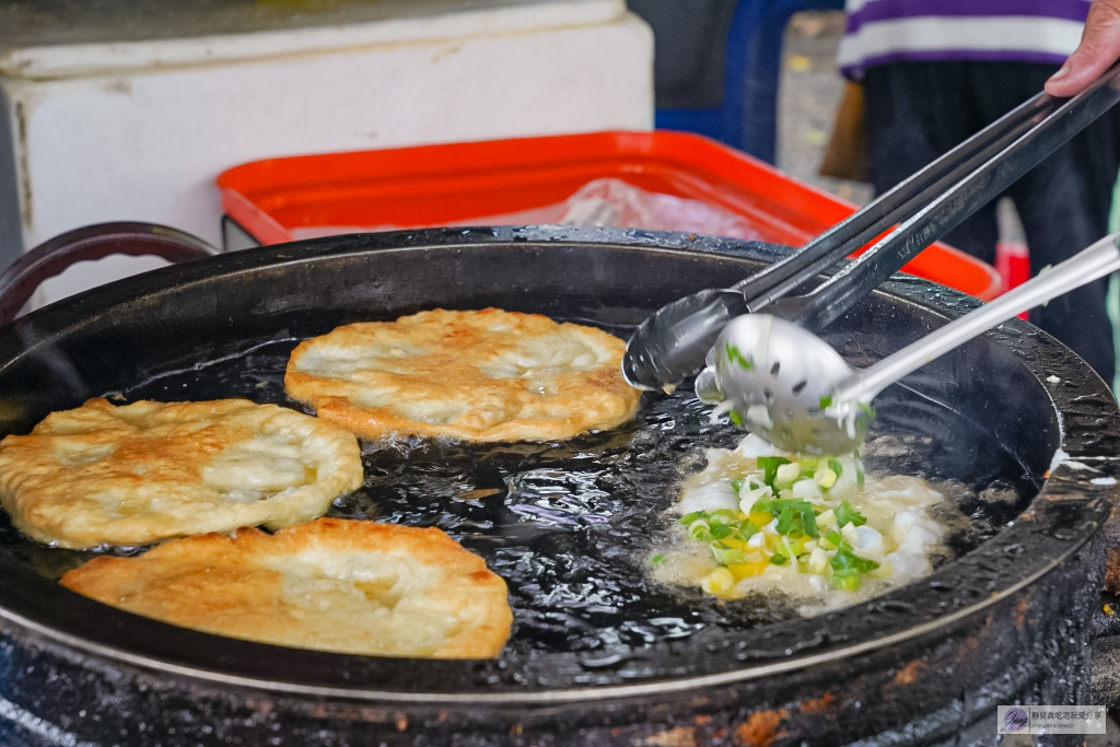 宜蘭冬山美食-武淵廟前廣場蔥油餅-現桿現煎！！隱藏鄉間廟前，宜蘭最強三星蔥蔥油餅45元銅板價 @靜兒貪吃遊玩愛分享