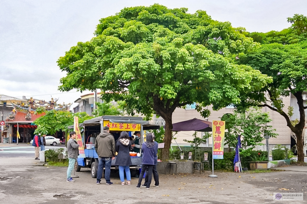 宜蘭冬山美食-武淵廟前廣場蔥油餅-現桿現煎！！隱藏鄉間廟前，宜蘭最強三星蔥蔥油餅45元銅板價 @靜兒貪吃遊玩愛分享