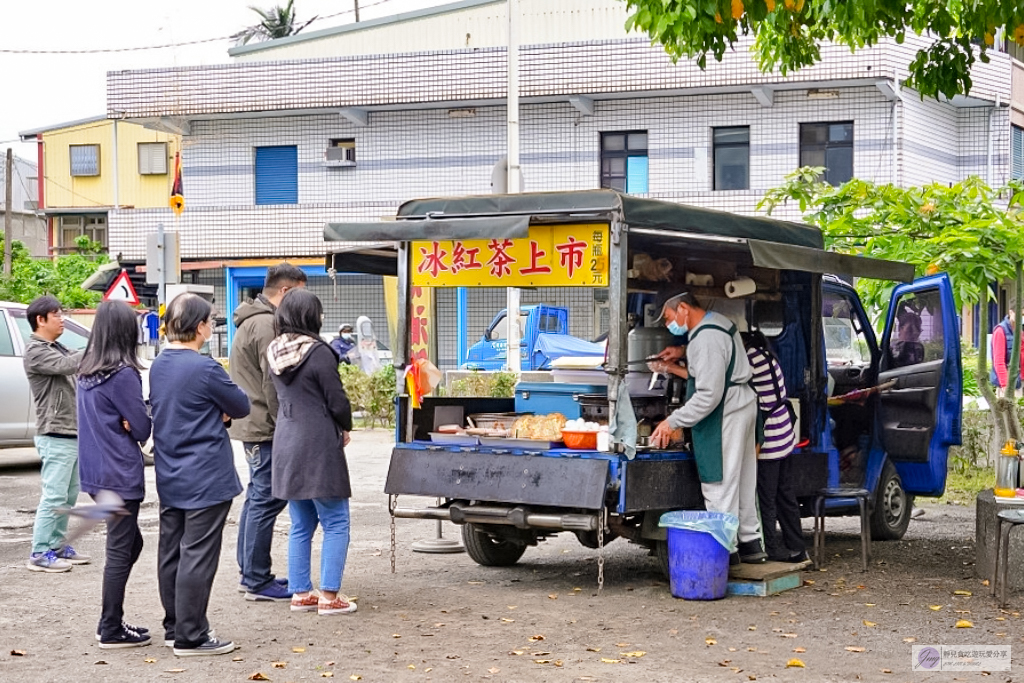 宜蘭冬山美食-武淵廟前廣場蔥油餅-現桿現煎！！隱藏鄉間廟前，宜蘭最強三星蔥蔥油餅45元銅板價 @靜兒貪吃遊玩愛分享