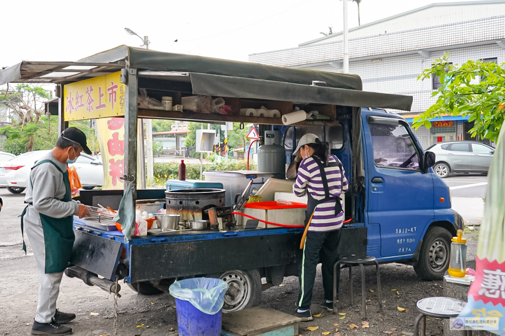 宜蘭冬山美食-武淵廟前廣場蔥油餅-現桿現煎！！隱藏鄉間廟前，宜蘭最強三星蔥蔥油餅45元銅板價 @靜兒貪吃遊玩愛分享