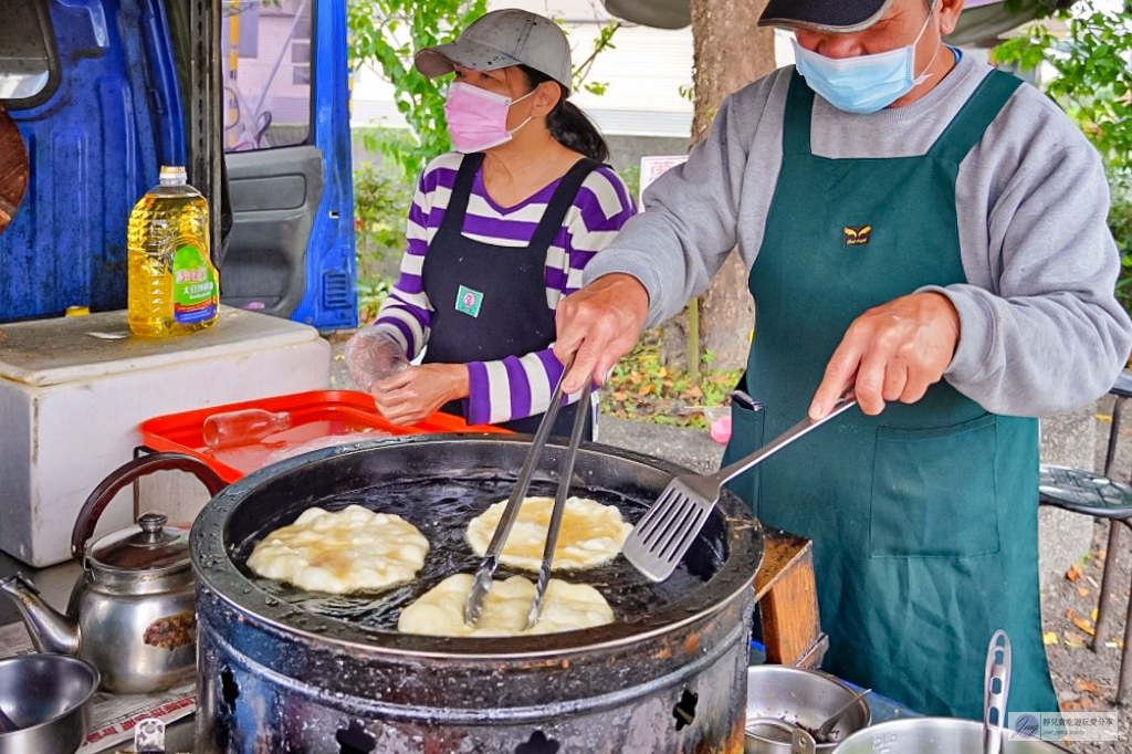 宜蘭冬山美食-武淵廟前廣場蔥油餅-現桿現煎！！隱藏鄉間廟前，宜蘭最強三星蔥蔥油餅45元銅板價 @靜兒貪吃遊玩愛分享