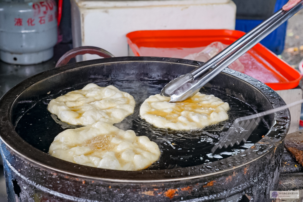 宜蘭冬山美食-武淵廟前廣場蔥油餅-現桿現煎！！隱藏鄉間廟前，宜蘭最強三星蔥蔥油餅45元銅板價 @靜兒貪吃遊玩愛分享