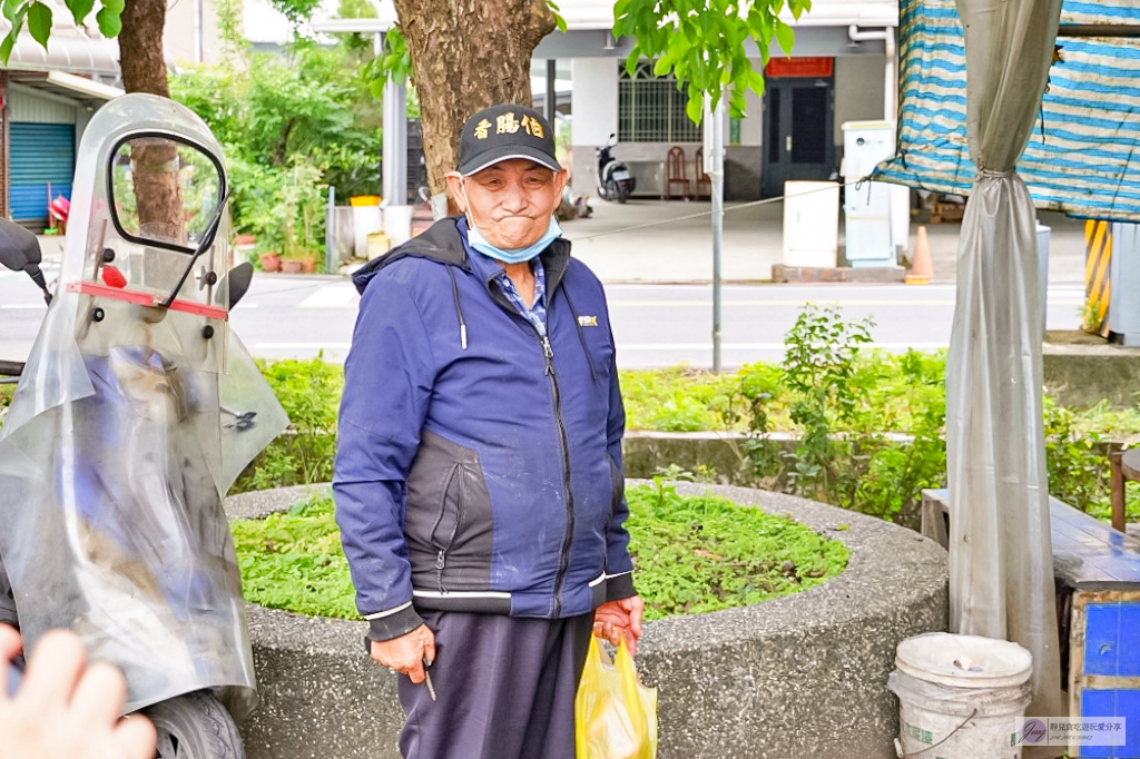 宜蘭冬山美食-武淵阿公香腸-隱藏鄉間小路！在地經營62年，超人氣炭火慢烤香腸，結合蔥油餅香腸、花生捲香腸創意又美味 @靜兒貪吃遊玩愛分享