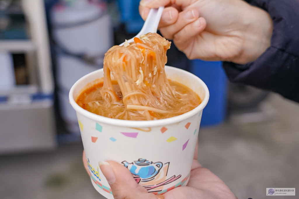 桃園大園美食-大園手工報紙蛋餅-鐵皮棚下在地人超推！！現點現桿古早攤車報紙蛋餅30元，皮軟Q雙蛋更美味 @靜兒貪吃遊玩愛分享