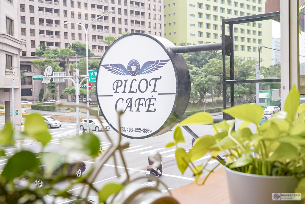 桃園蘆竹美食-百樂咖啡Pilot Café-飛機迷首選！機長開的不限時手沖咖啡廳，飛機模型玲琅滿目/鄰近南崁交流道 @靜兒貪吃遊玩愛分享