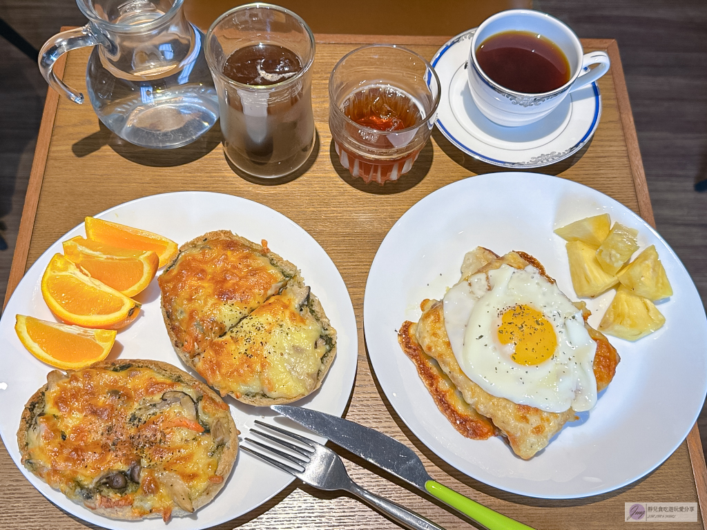 桃園美食-豆舖咖啡館-自家烘焙多達50種的手沖單品咖啡，不限時空間還有毛孩陪伴，附設停車場/鄰近南桃園交流道 @靜兒貪吃遊玩愛分享