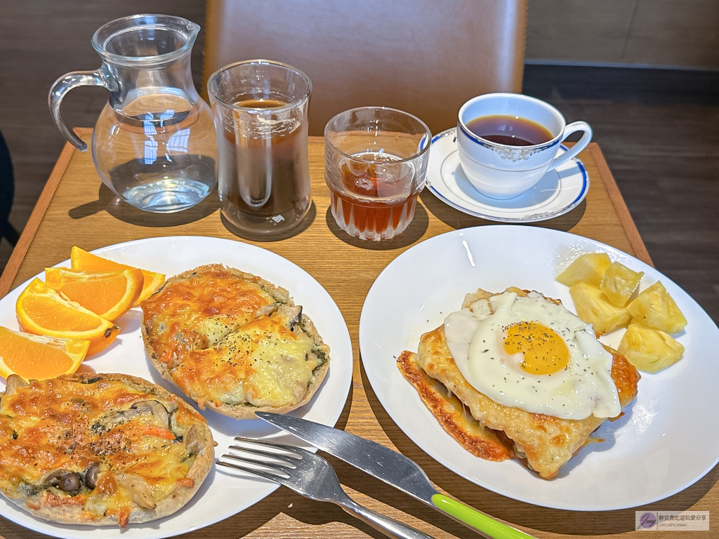 桃園美食-豆舖咖啡館-自家烘焙多達50種的手沖單品咖啡，不限時空間還有毛孩陪伴，附設停車場/鄰近南桃園交流道 @靜兒貪吃遊玩愛分享