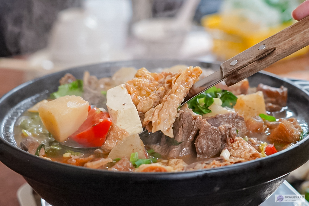 桃園美食-胖子牛肉-巷弄內在地60年老字號！人氣牛腩火鍋、雙蛋蝦仁炒飯份量驚人超有誠意 @靜兒貪吃遊玩愛分享