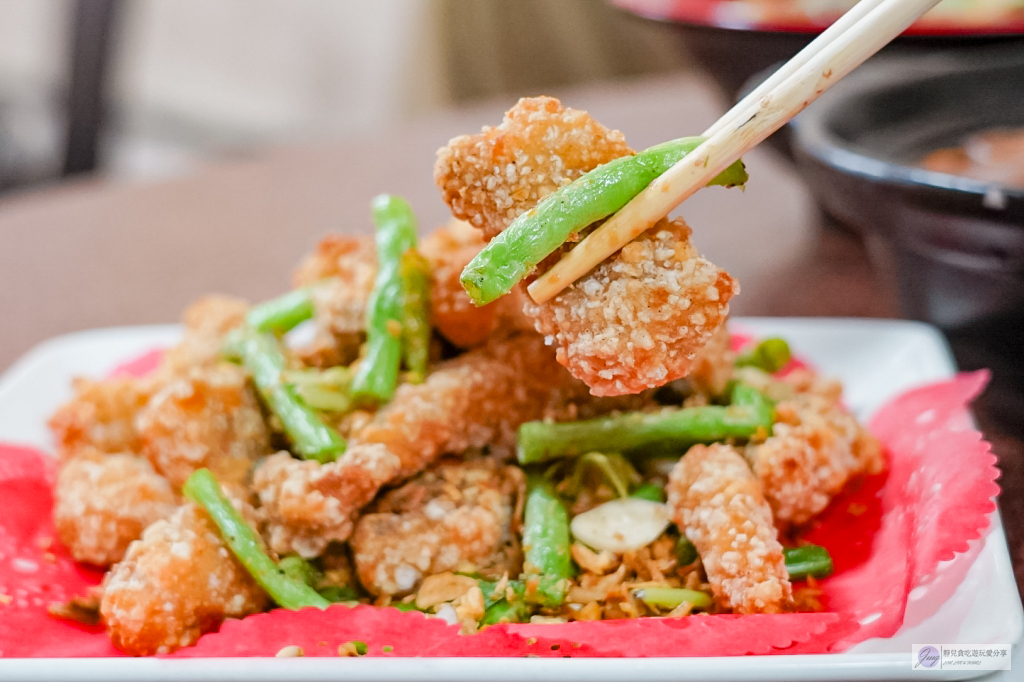 桃園美食-胖子牛肉-巷弄內在地60年老字號！人氣牛腩火鍋、雙蛋蝦仁炒飯份量驚人超有誠意 @靜兒貪吃遊玩愛分享