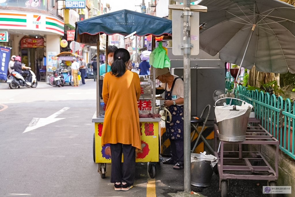 桃園大溪美食-親親純蛋糕-在地經營38年老字號攤車！！80歲阿公的古早味菓露鬆餅和雞蛋糕，不添加色素發粉的傳統美味 @靜兒貪吃遊玩愛分享