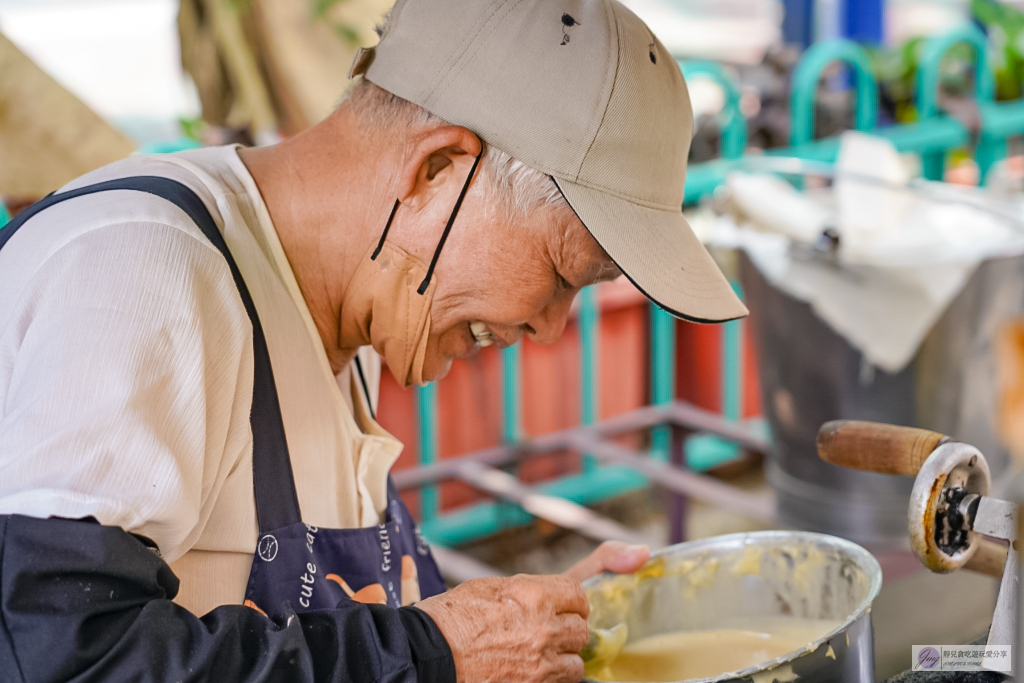 桃園大溪美食-親親純蛋糕-在地經營38年老字號攤車！！80歲阿公的古早味菓露鬆餅和雞蛋糕，不添加色素發粉的傳統美味 @靜兒貪吃遊玩愛分享