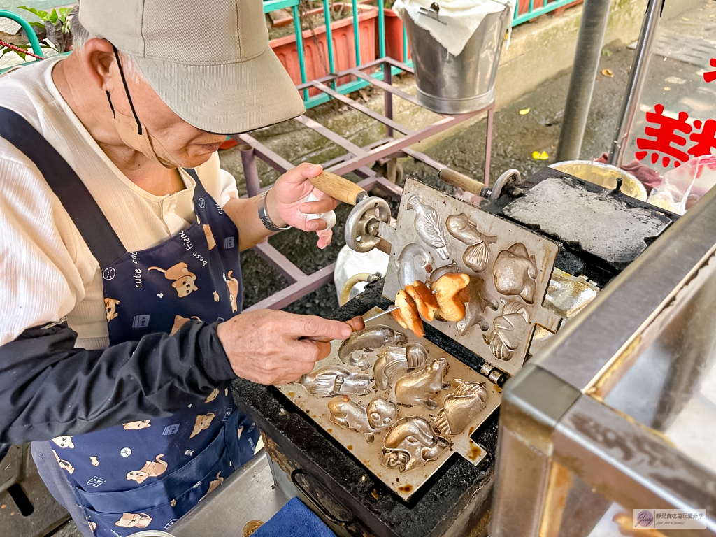 桃園大溪美食-親親純蛋糕-在地經營38年老字號攤車！！80歲阿公的古早味菓露鬆餅和雞蛋糕，不添加色素發粉的傳統美味 @靜兒貪吃遊玩愛分享