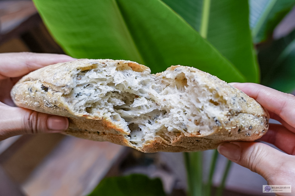 台中中區美食-小麥過敏烘焙工作室-隱身106年歷史老屋！純素食有麩質的麵包坊，人氣超夯肉桂卷、可頌限量完售就沒啦！ @靜兒貪吃遊玩愛分享