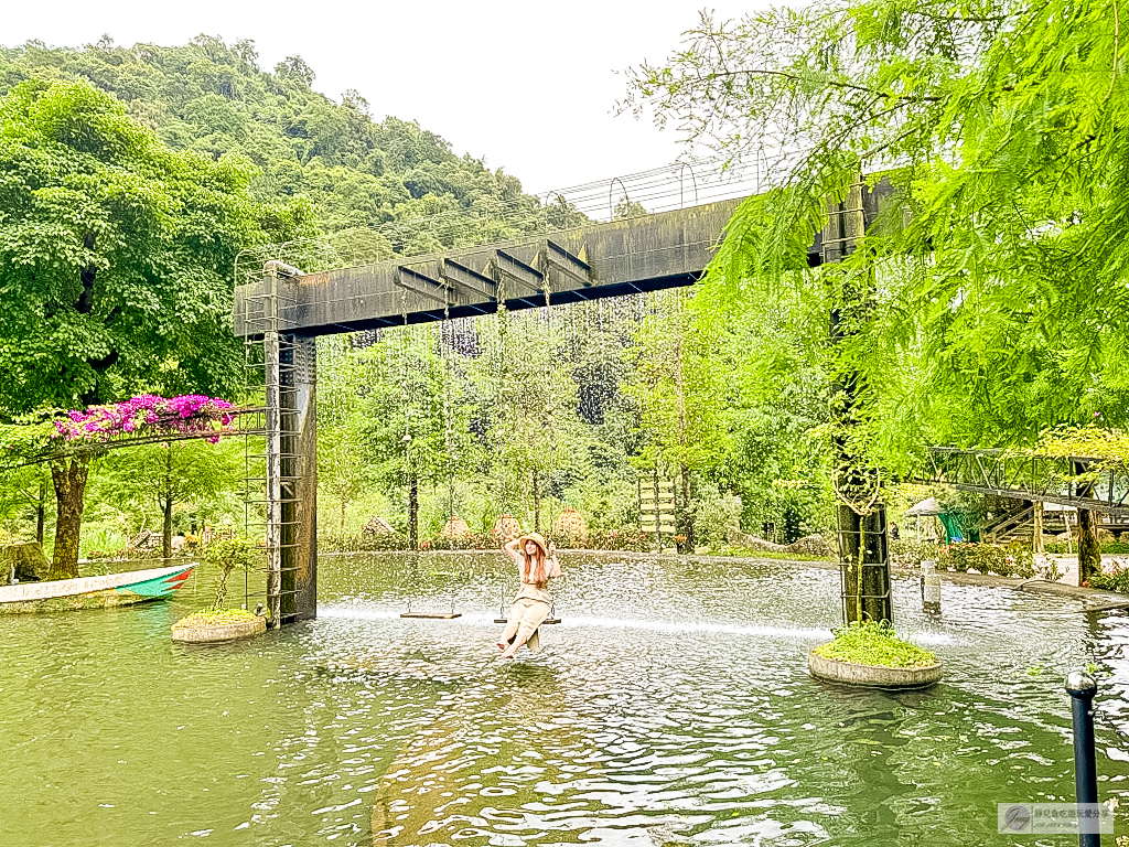 宜蘭員山住宿-鳳梨屋水上莊園-超狂豪華露營！一泊三食鱘龍魚、烤雞、螃蟹、生魚片Buffet，鳳梨戲水池、瀑布鞦韆、彩虹月亮網美必拍景點 @靜兒貪吃遊玩愛分享