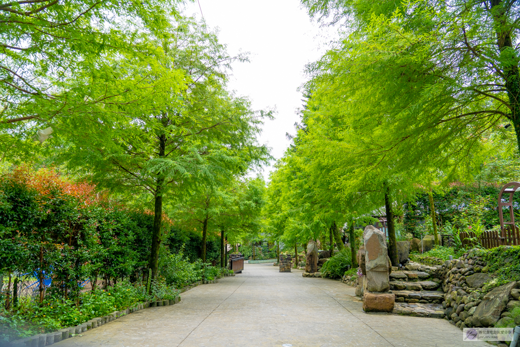 宜蘭員山住宿-鳳梨屋水上莊園-超狂豪華露營！一泊三食鱘龍魚、烤雞、螃蟹、生魚片Buffet，鳳梨戲水池、瀑布鞦韆、彩虹月亮網美必拍景點 @靜兒貪吃遊玩愛分享