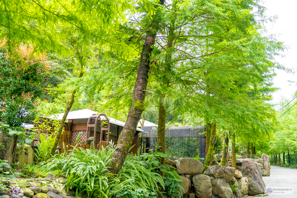 宜蘭員山住宿-鳳梨屋水上莊園-超狂豪華露營！一泊三食鱘龍魚、烤雞、螃蟹、生魚片Buffet，鳳梨戲水池、瀑布鞦韆、彩虹月亮網美必拍景點 @靜兒貪吃遊玩愛分享