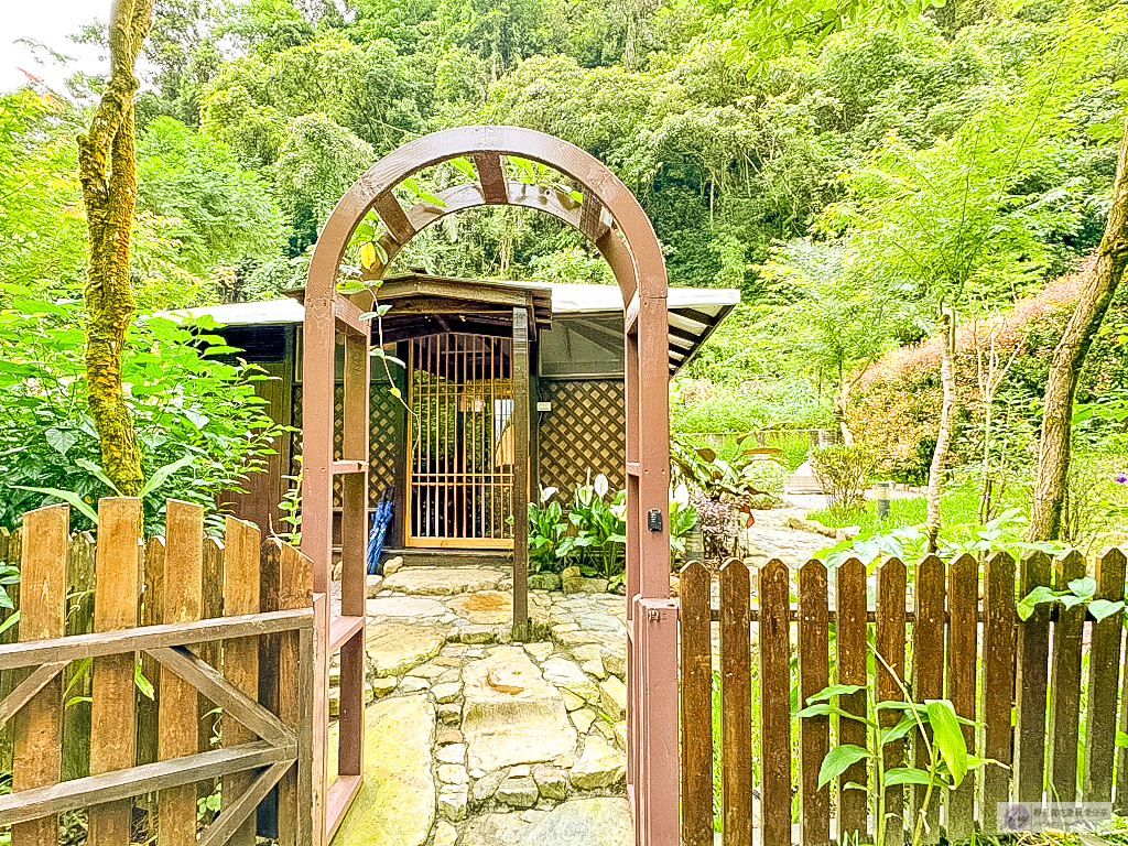 宜蘭員山住宿-鳳梨屋水上莊園-超狂豪華露營！一泊三食鱘龍魚、烤雞、螃蟹、生魚片Buffet，鳳梨戲水池、瀑布鞦韆、彩虹月亮網美必拍景點 @靜兒貪吃遊玩愛分享