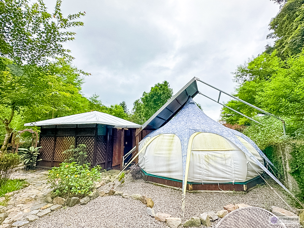 宜蘭員山住宿-鳳梨屋水上莊園-超狂豪華露營！一泊三食鱘龍魚、烤雞、螃蟹、生魚片Buffet，鳳梨戲水池、瀑布鞦韆、彩虹月亮網美必拍景點 @靜兒貪吃遊玩愛分享