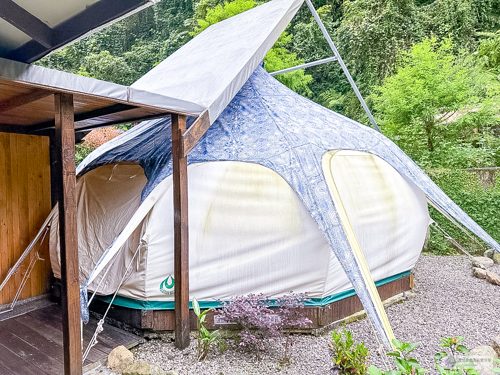 宜蘭員山住宿-鳳梨屋水上莊園-超狂豪華露營！一泊三食鱘龍魚、烤雞、螃蟹、生魚片Buffet，鳳梨戲水池、瀑布鞦韆、彩虹月亮網美必拍景點 @靜兒貪吃遊玩愛分享