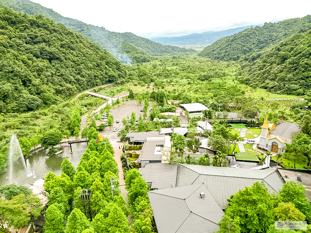 宜蘭員山住宿-鳳梨屋水上莊園-超狂豪華露營！一泊三食鱘龍魚、烤雞、螃蟹、生魚片Buffet，鳳梨戲水池、瀑布鞦韆、彩虹月亮網美必拍景點 @靜兒貪吃遊玩愛分享