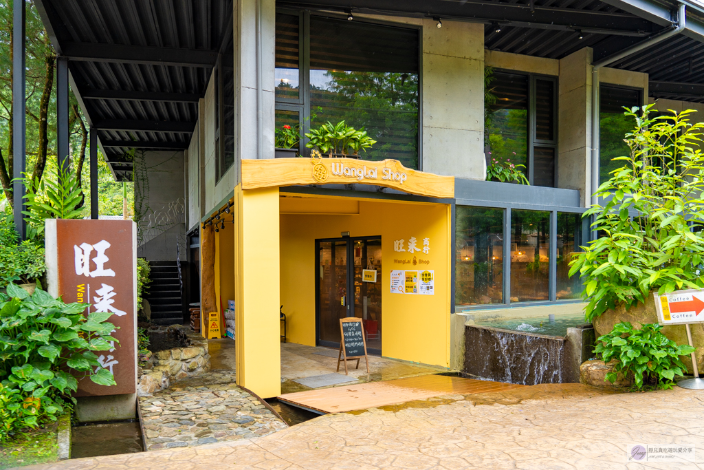 宜蘭員山住宿-鳳梨屋水上莊園-超狂豪華露營！一泊三食鱘龍魚、烤雞、螃蟹、生魚片Buffet，鳳梨戲水池、瀑布鞦韆、彩虹月亮網美必拍景點 @靜兒貪吃遊玩愛分享