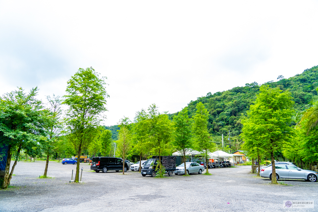 宜蘭員山住宿-鳳梨屋水上莊園-超狂豪華露營！一泊三食鱘龍魚、烤雞、螃蟹、生魚片Buffet，鳳梨戲水池、瀑布鞦韆、彩虹月亮網美必拍景點 @靜兒貪吃遊玩愛分享