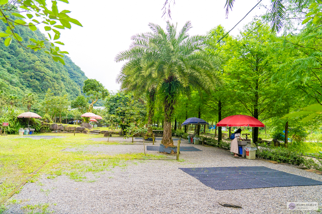 宜蘭員山住宿-鳳梨屋水上莊園-超狂豪華露營！一泊三食鱘龍魚、烤雞、螃蟹、生魚片Buffet，鳳梨戲水池、瀑布鞦韆、彩虹月亮網美必拍景點 @靜兒貪吃遊玩愛分享