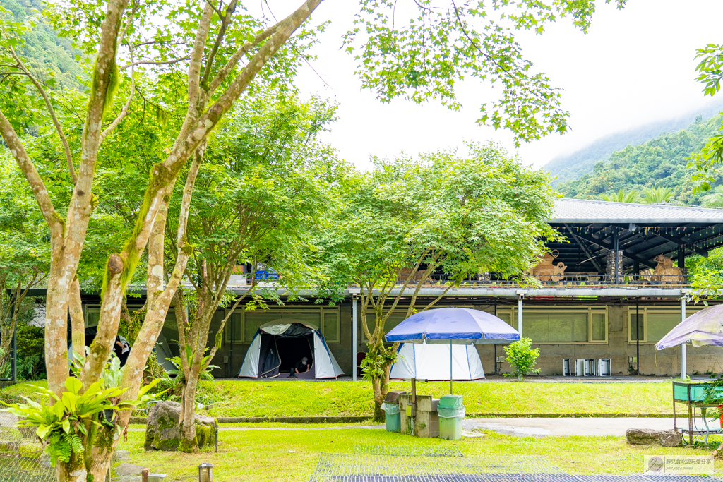 宜蘭員山住宿-鳳梨屋水上莊園-超狂豪華露營！一泊三食鱘龍魚、烤雞、螃蟹、生魚片Buffet，鳳梨戲水池、瀑布鞦韆、彩虹月亮網美必拍景點 @靜兒貪吃遊玩愛分享