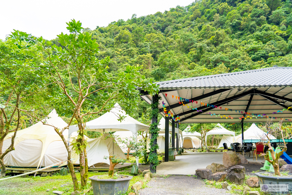 宜蘭員山住宿-鳳梨屋水上莊園-超狂豪華露營！一泊三食鱘龍魚、烤雞、螃蟹、生魚片Buffet，鳳梨戲水池、瀑布鞦韆、彩虹月亮網美必拍景點 @靜兒貪吃遊玩愛分享