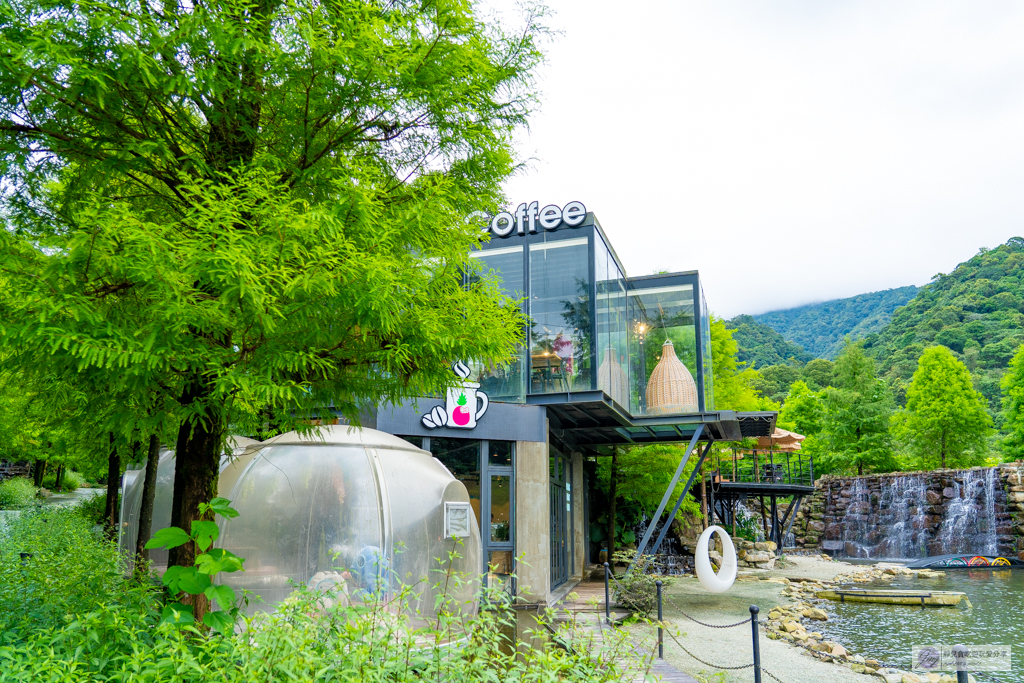 宜蘭員山住宿-鳳梨屋水上莊園-超狂豪華露營！一泊三食鱘龍魚、烤雞、螃蟹、生魚片Buffet，鳳梨戲水池、瀑布鞦韆、彩虹月亮網美必拍景點 @靜兒貪吃遊玩愛分享