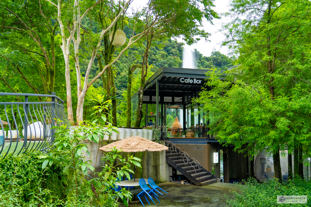 宜蘭員山住宿-鳳梨屋水上莊園-超狂豪華露營！一泊三食鱘龍魚、烤雞、螃蟹、生魚片Buffet，鳳梨戲水池、瀑布鞦韆、彩虹月亮網美必拍景點 @靜兒貪吃遊玩愛分享