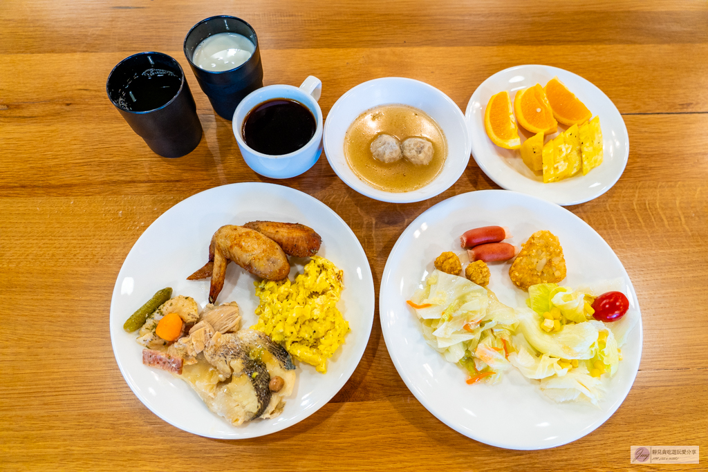 宜蘭員山住宿-鳳梨屋水上莊園-超狂豪華露營！一泊三食鱘龍魚、烤雞、螃蟹、生魚片Buffet，鳳梨戲水池、瀑布鞦韆、彩虹月亮網美必拍景點 @靜兒貪吃遊玩愛分享