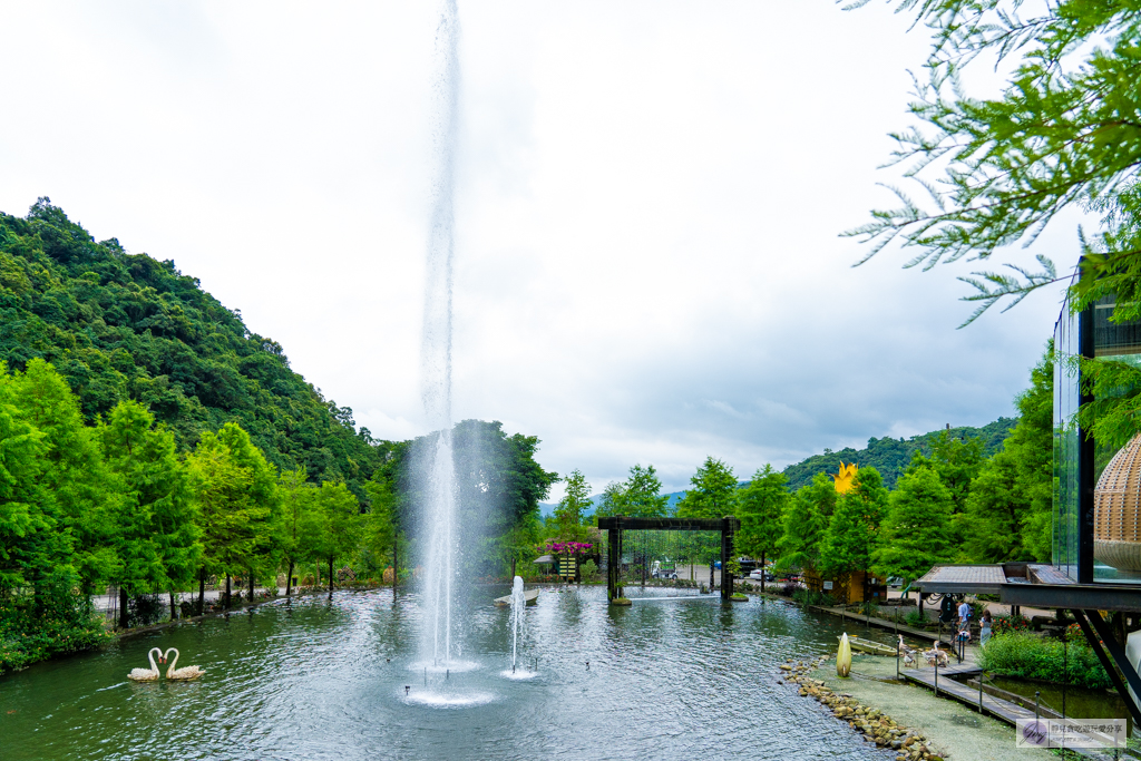 宜蘭員山住宿-鳳梨屋水上莊園-超狂豪華露營！一泊三食鱘龍魚、烤雞、螃蟹、生魚片Buffet，鳳梨戲水池、瀑布鞦韆、彩虹月亮網美必拍景點 @靜兒貪吃遊玩愛分享