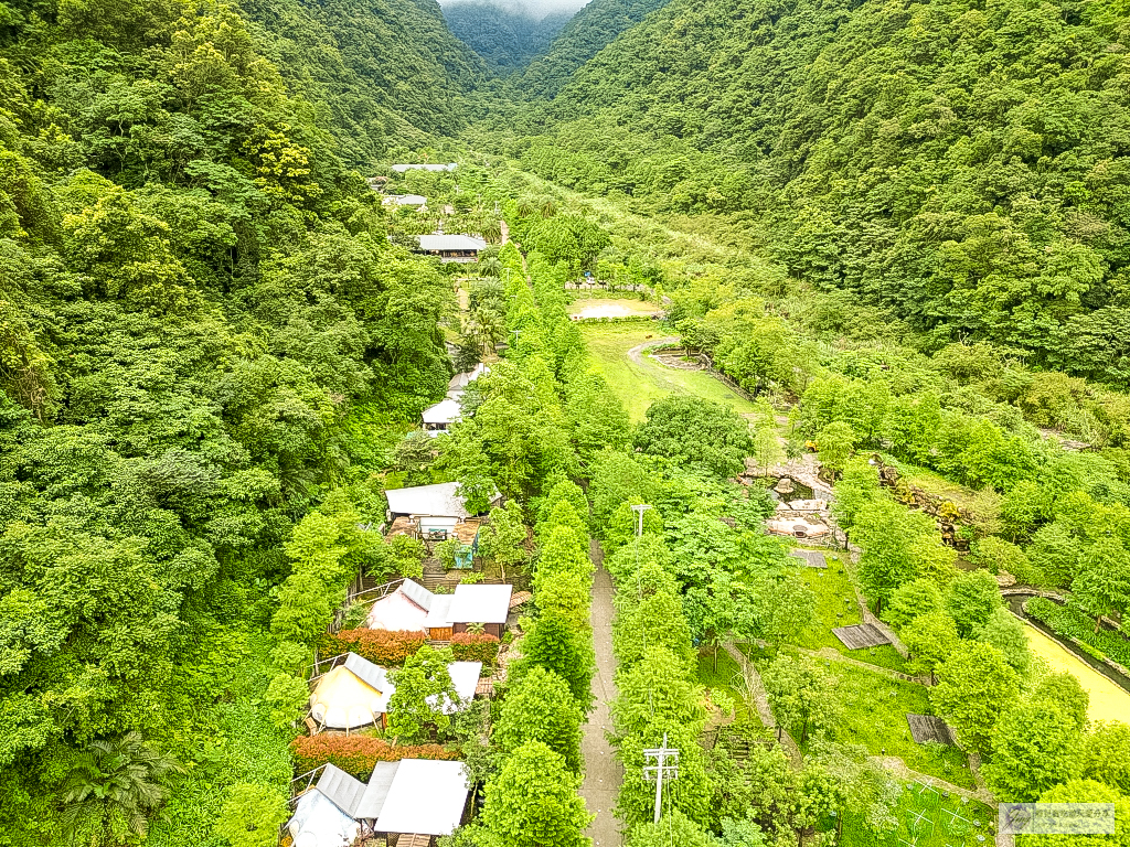 宜蘭員山住宿-鳳梨屋水上莊園-超狂豪華露營！一泊三食鱘龍魚、烤雞、螃蟹、生魚片Buffet，鳳梨戲水池、瀑布鞦韆、彩虹月亮網美必拍景點 @靜兒貪吃遊玩愛分享