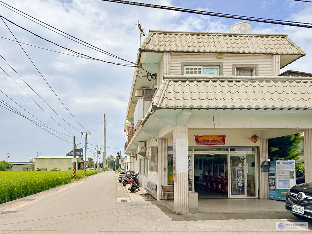 桃園大園美食-4-7休閒魚池餐廳-隱藏在鄉間小路的魚池旁！高CP台菜料理每人不到$370，鹽巴烤活魚、客家米苔目必點/鄰近大江購物中心 @靜兒貪吃遊玩愛分享