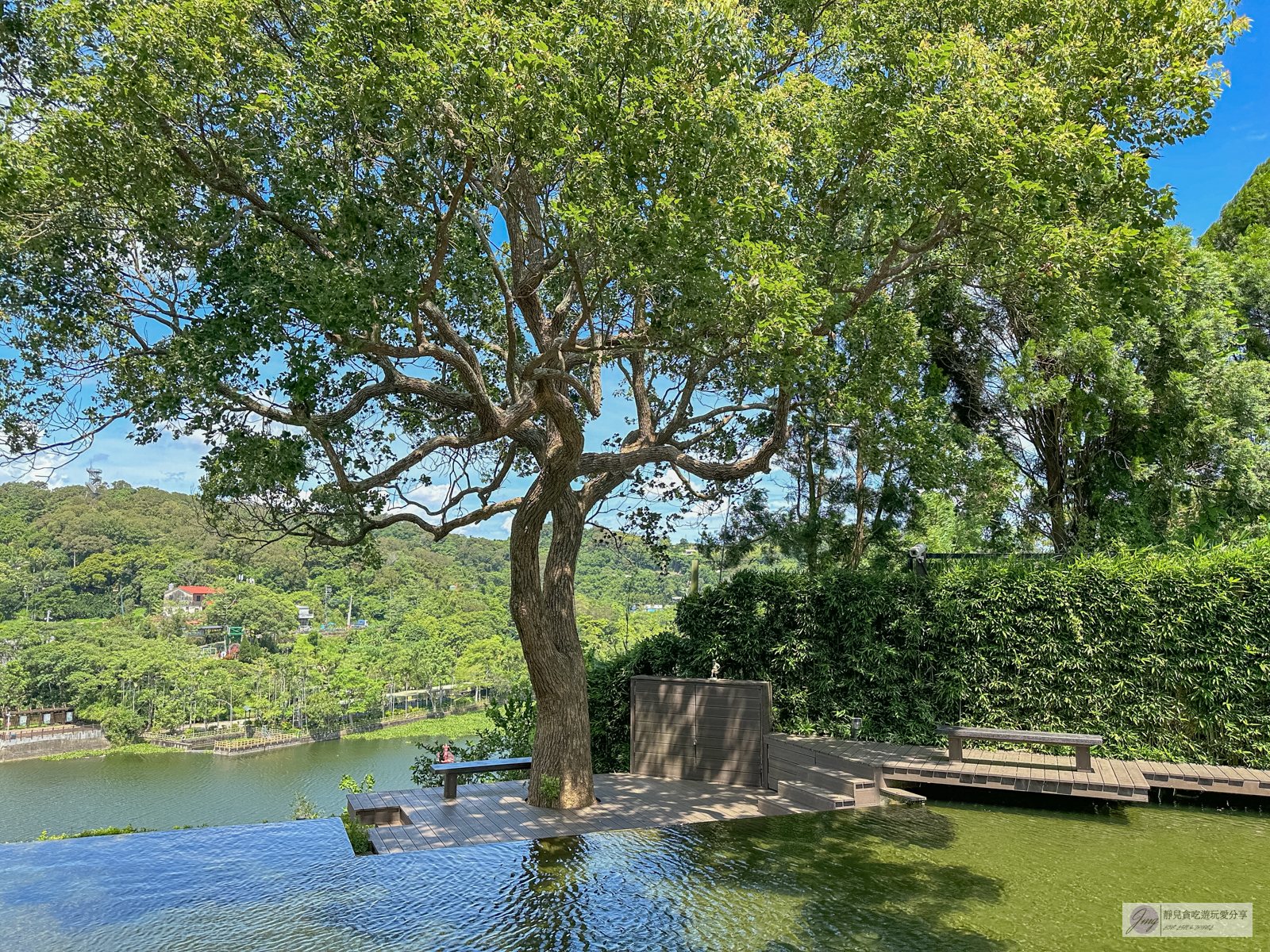 新竹峨眉美食-二泉湖畔咖啡館-湖景第一排！無邊際水池超Chill，玻璃屋湖畔景觀優美/鄰近峨眉湖 @靜兒貪吃遊玩愛分享