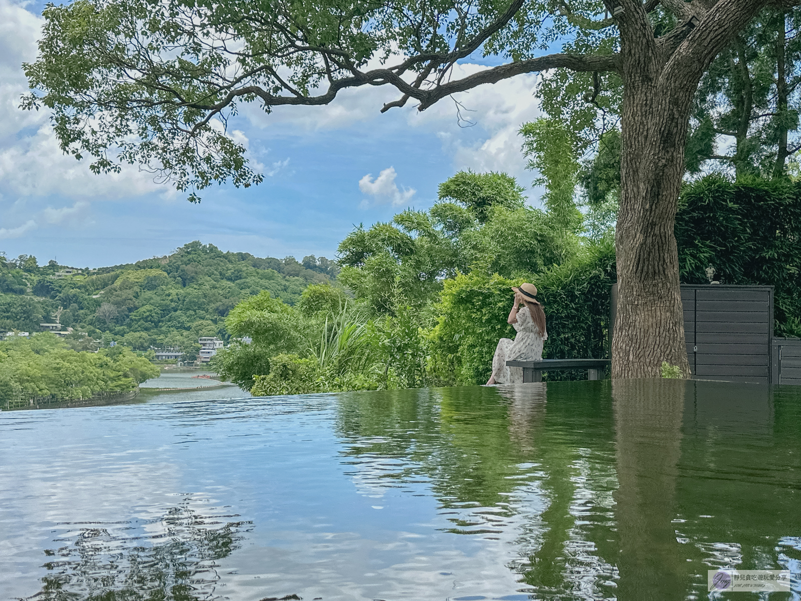 新竹峨眉美食-二泉湖畔咖啡館-湖景第一排！無邊際水池超Chill，玻璃屋湖畔景觀優美/鄰近峨眉湖 @靜兒貪吃遊玩愛分享