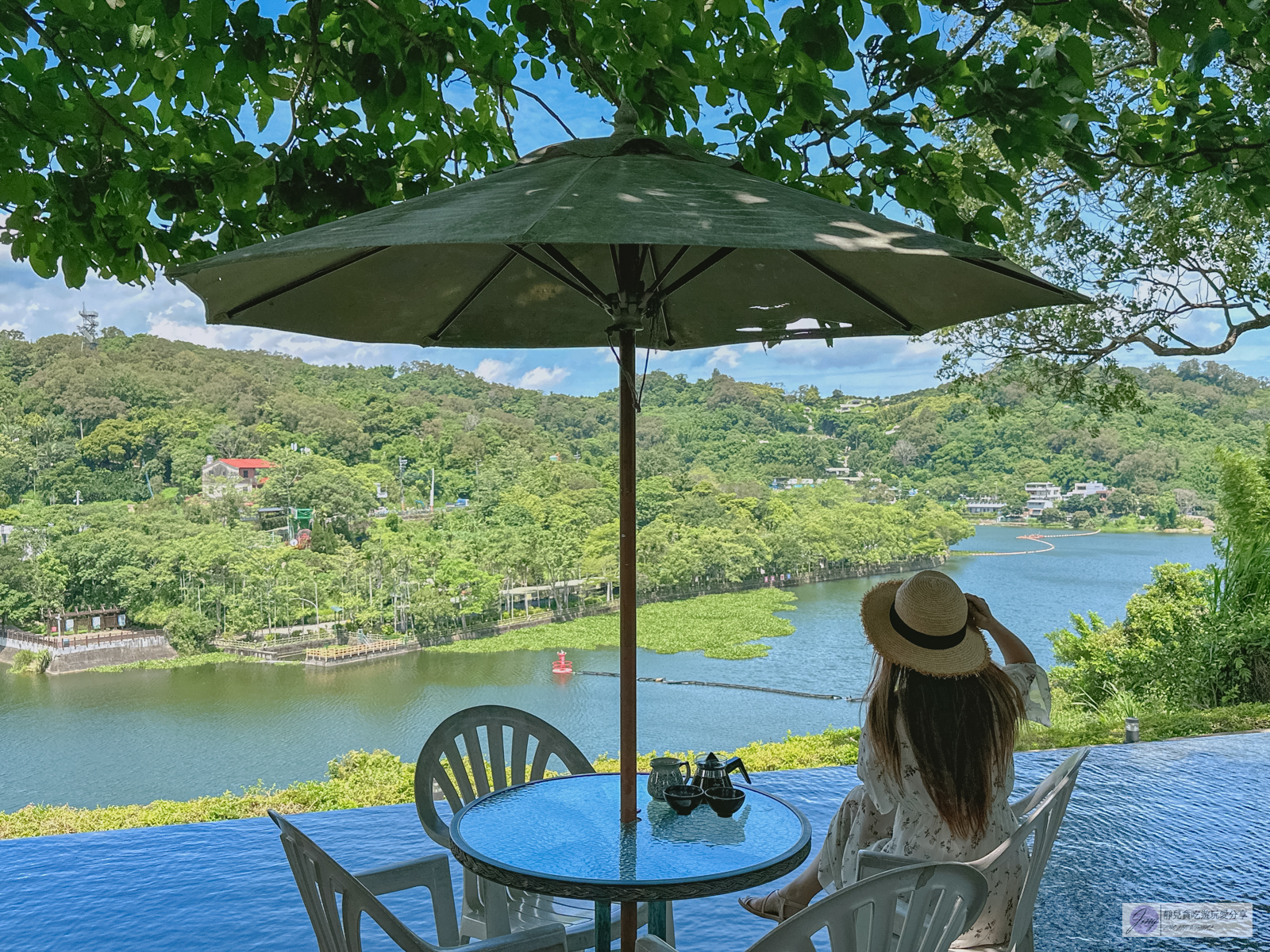 新竹峨眉美食-二泉湖畔咖啡館-湖景第一排！無邊際水池超Chill，玻璃屋湖畔景觀優美/鄰近峨眉湖 @靜兒貪吃遊玩愛分享