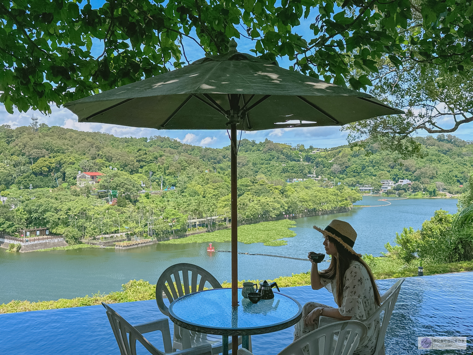 新竹峨眉美食-二泉湖畔咖啡館-湖景第一排！無邊際水池超Chill，玻璃屋湖畔景觀優美/鄰近峨眉湖 @靜兒貪吃遊玩愛分享