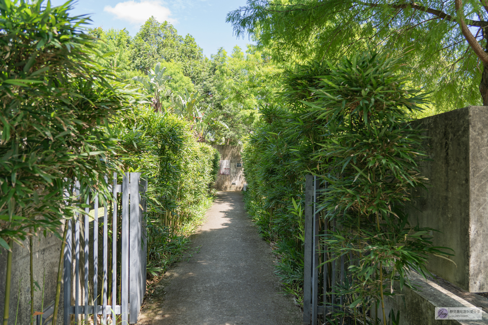 新竹峨眉美食-二泉湖畔咖啡館-湖景第一排！無邊際水池超Chill，玻璃屋湖畔景觀優美/鄰近峨眉湖 @靜兒貪吃遊玩愛分享