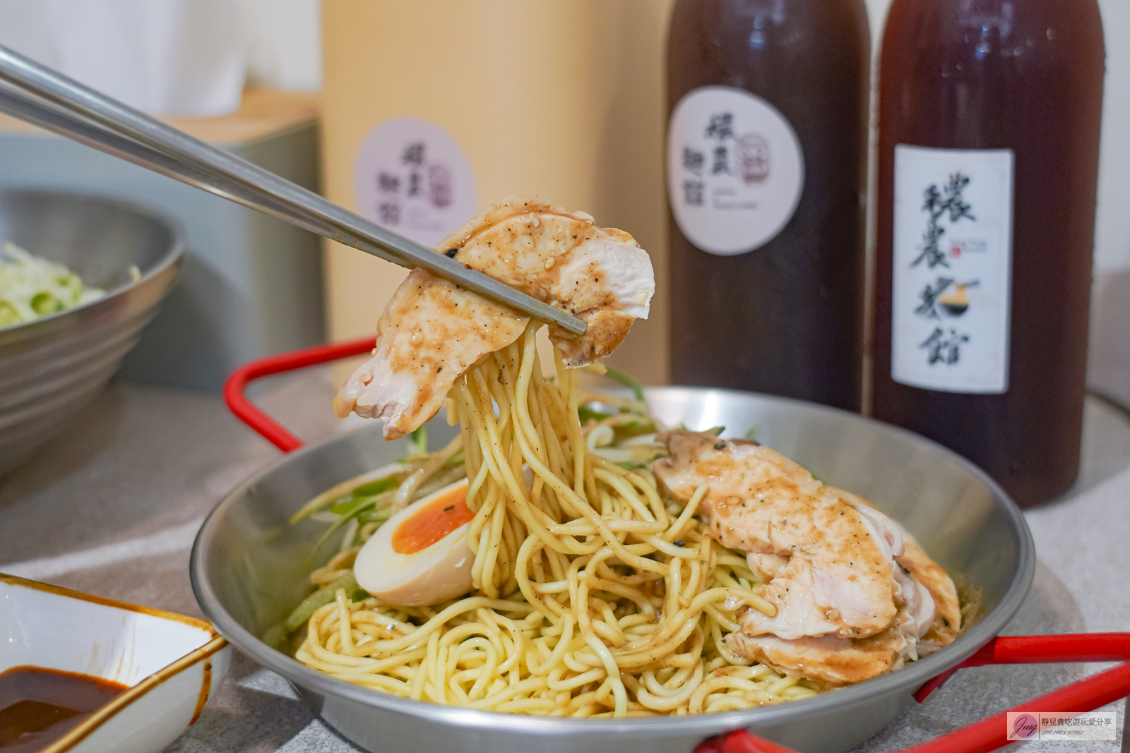 桃園中壢美食-穠農麵館-文青清新風格小麵店，彩虹水餃超吸睛，川味拌拌麵香辣美味/鄰近內壢火車站 @靜兒貪吃遊玩愛分享