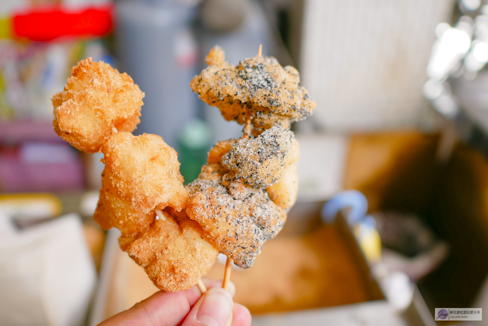 彰化美食-古月館糯米炸-在地50年老字號！炸麻糬裹上花生芝麻一顆5元，古早味銅板美食/鄰近彰化孔廟 @靜兒貪吃遊玩愛分享