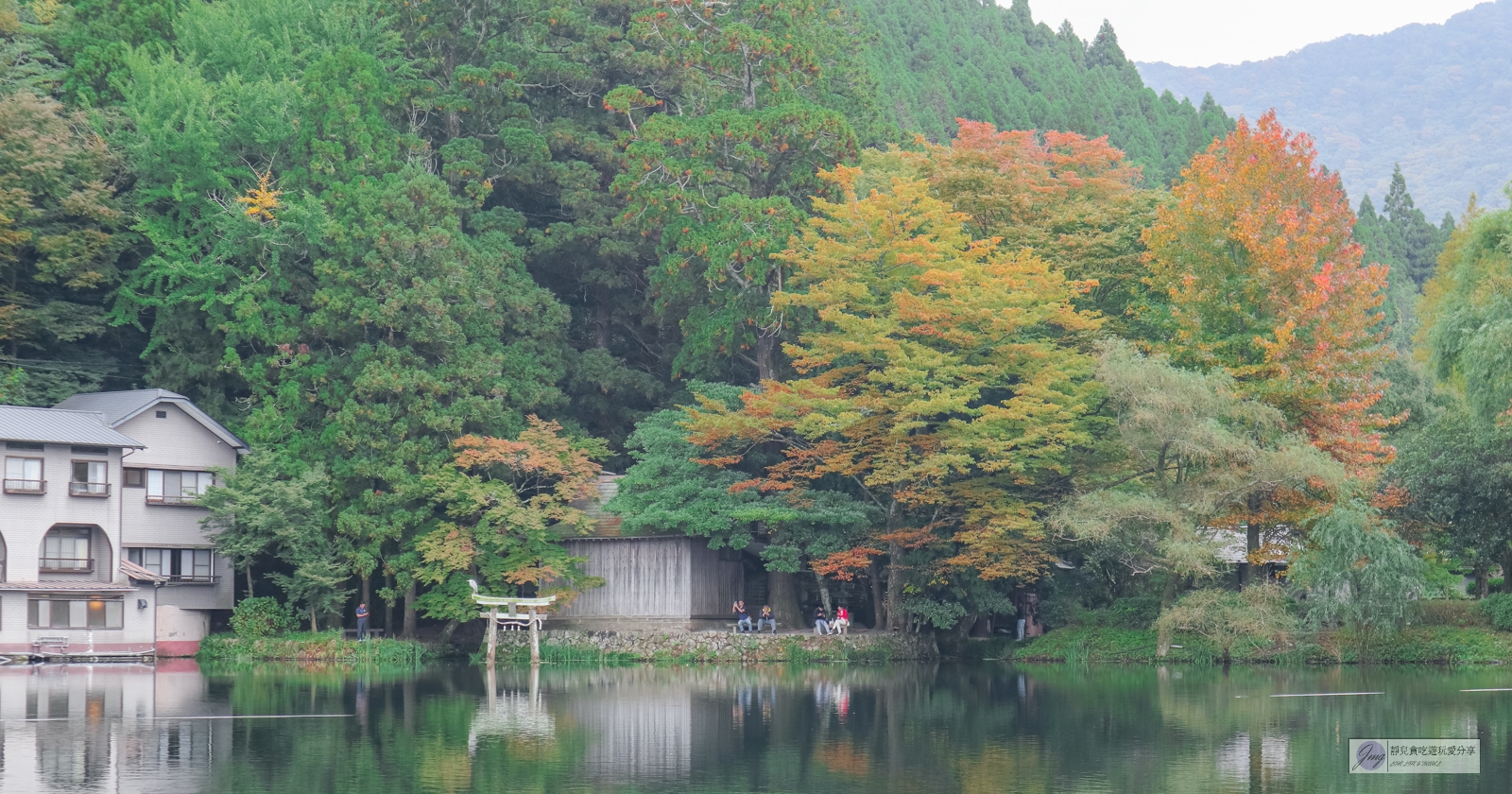 日本九州景點-金鱗湖-絕美夢幻的湖景！迷人美景、秋紅倒映、鳥居水上神社/由布院景點 @靜兒貪吃遊玩愛分享