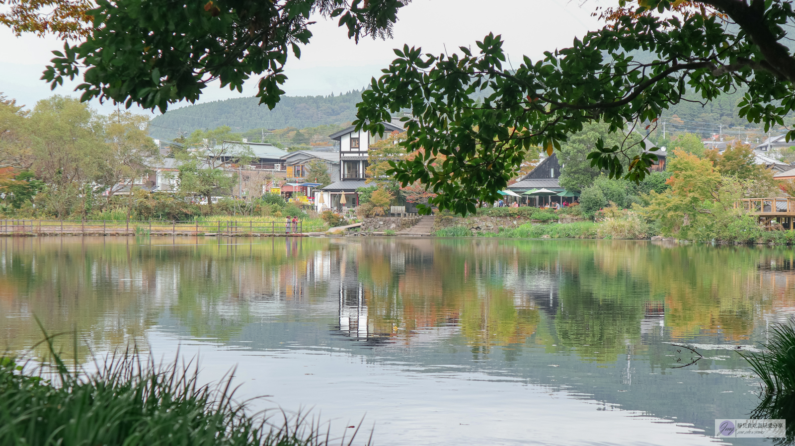 日本九州景點-金鱗湖-絕美夢幻的湖景！迷人美景、秋紅倒映、鳥居水上神社/由布院景點 @靜兒貪吃遊玩愛分享