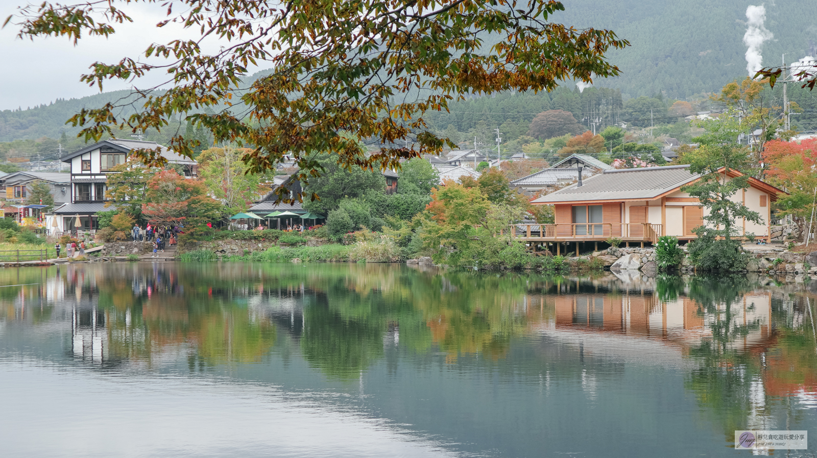 日本九州景點-金鱗湖-絕美夢幻的湖景！迷人美景、秋紅倒映、鳥居水上神社/由布院景點 @靜兒貪吃遊玩愛分享