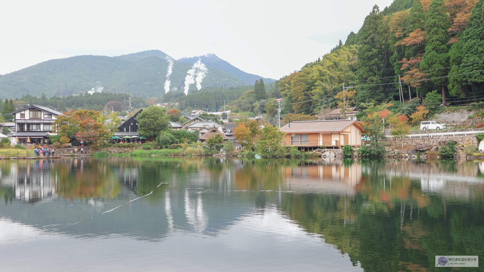 日本九州景點-金鱗湖-絕美夢幻的湖景！迷人美景、秋紅倒映、鳥居水上神社/由布院景點 @靜兒貪吃遊玩愛分享