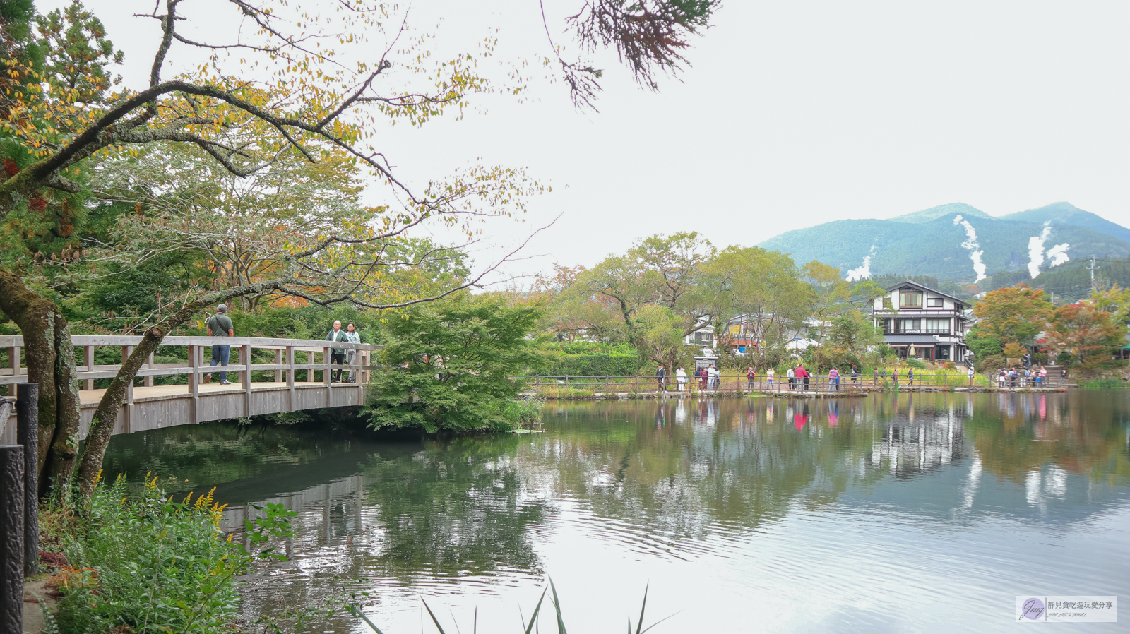 日本九州景點-金鱗湖-絕美夢幻的湖景！迷人美景、秋紅倒映、鳥居水上神社/由布院景點 @靜兒貪吃遊玩愛分享